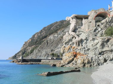 Monterosso al mare, İtalya - 04 05 2023: Monterosso al mare, Cinque Terre 'deki dev heykel