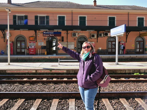 Monterosso Italien 2023 Kvinna Som Visar Monterosso Skylt Med Fingret — Stockfoto