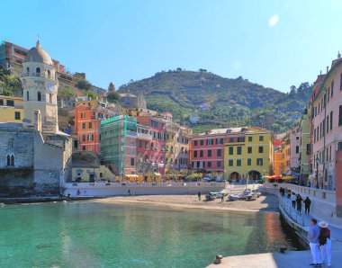 Vernazza, İtalya - 04 05 2023: Renkli binalarıyla Vernazza Limanı