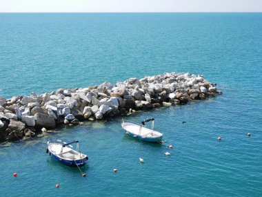 Manarola Limanı, Cinque Terre 'de küçük demirli tekneler..