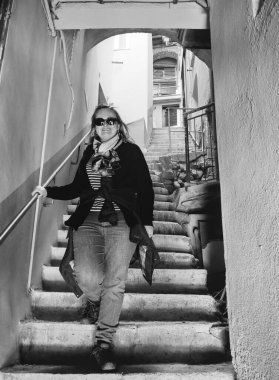 Beyaz, siyah, beyaz, beyaz, merdivenlerden inen beyaz bir kadının portresi., 