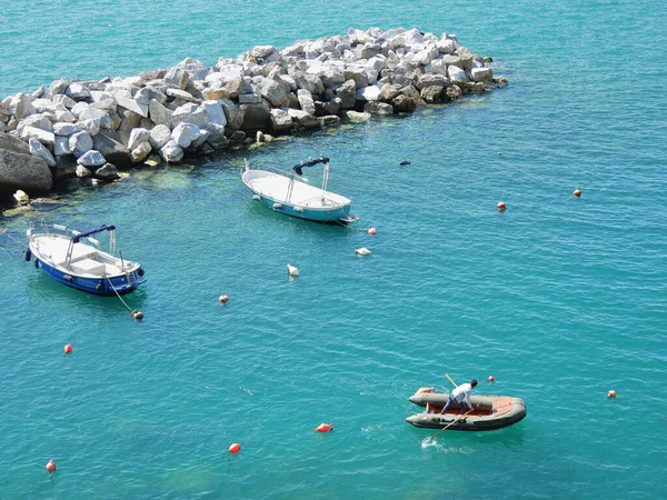 Manarola Itália 2023 Pequenos Barcos Ancorados Porto Manarola Cinque Terre — Fotografia de Stock