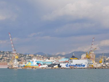 Cenova, İtalya - 04 08 2023: Avrupa 'nın en büyük ikinci limanı olan Ceneviz Limanı, vinçler, konteyner gemileri ve teçhizatlarla.