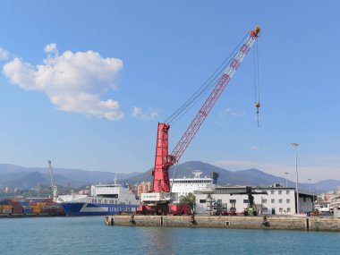 Cenova, İtalya - 04 08 2023: Avrupa 'nın en büyük ikinci limanı olan Ceneviz Limanı, vinçler, konteyner gemileri ve teçhizatlarla.