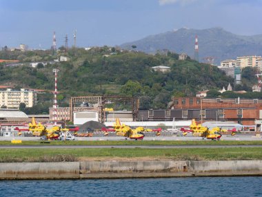 Cenova, İtalya - 04 08 2023: Avrupa 'nın en büyük ikinci limanı olan Ceneviz Limanı, vinçler, konteyner gemileri ve teçhizatlarla.