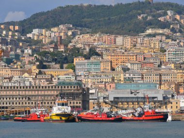 Cenova, İtalya - 04 08 2023: Avrupa 'nın en büyük ikinci limanı olan Ceneviz Limanı, vinçler, konteyner gemileri ve teçhizatlarla.