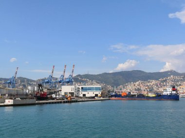 Cenova, İtalya - 04 08 2023: Avrupa 'nın en büyük ikinci limanı olan Ceneviz Limanı, vinçler, konteyner gemileri ve teçhizatlarla.