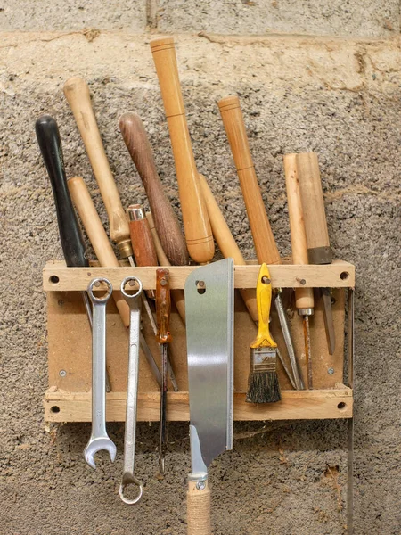 Hohlmeißel Und Verschiedene Drechselwerkzeuge Aufbewahrt Auf Einem Hausgemachten Wandregal — Stockfoto