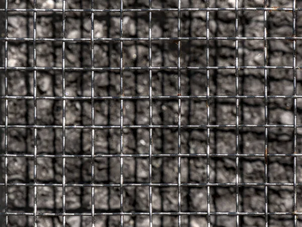 Nahaufnahme Eines Metallgitters Quadratisches Gitter Vor Dunklem Hintergrund — Stockfoto