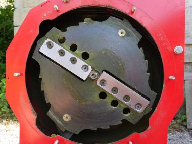 Kesme bıçaklarını yonga makinesine yerleştirmek 