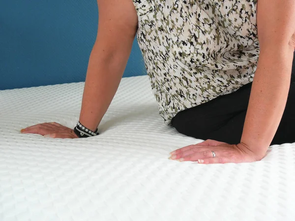 Yeni Yatağın Yumuşaklığını Test Eden Bir Kadın Elleri Hafifçe Batıyor — Stok fotoğraf