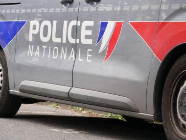 Valenciennes, Fransa - 08: 20 2023: Fransa renkleri ile bir ulusal polis arabasının kapılarının dörtte üçü.