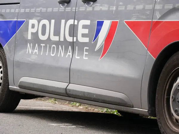 Valenciennes, Fransa - 08: 20 2023: Fransa renkleri ile bir ulusal polis arabasının kapılarının dörtte üçü.