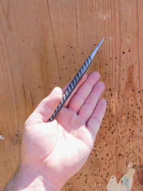 Bo shuriken (iğne atar) bir erkeğin elinde