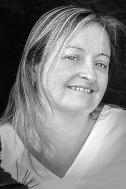 Kırklı yaşlarda, sarışın beyaz bir kadının siyah beyaz portresi.