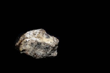 Siyah arkaplanda tütsü taşı