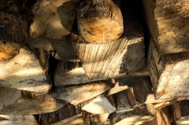 Yakacak odun yığınının görüntüsü.