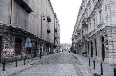 Varşova, Polonya - 119 2023 Varşova 'daki Prozna Caddesi' ndeki binalar. Burası Rdmiecie bölgesinde tarihi bir cadde. Varşova 'nın Getto' nun bir parçası olan tek eski caddesi.