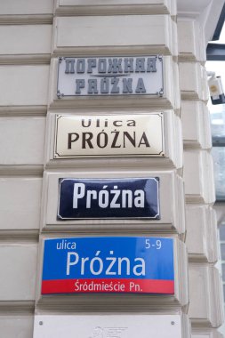 Varşova, Polonya - 119 2023 Varşova 'daki Prozna Caddesi' ndeki binalar. Burası Rdmiecie bölgesinde tarihi bir cadde. Varşova 'nın Getto' nun bir parçası olan tek eski caddesi.