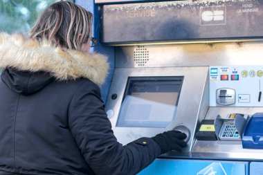 Wallers, Fransa - 125 2023: Otomatik satın alma terminalinden tren bileti alan kadın.