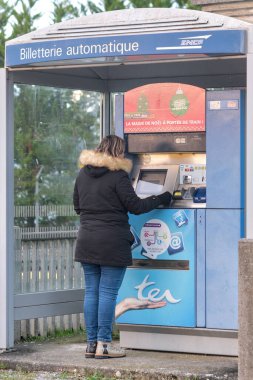Wallers, Fransa - 125 2023: Otomatik satın alma terminalinden tren bileti alan kadın.