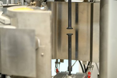 Dinamik Mekanik Analiz Makinesinin (DMA) sıkıştırma plakaları)