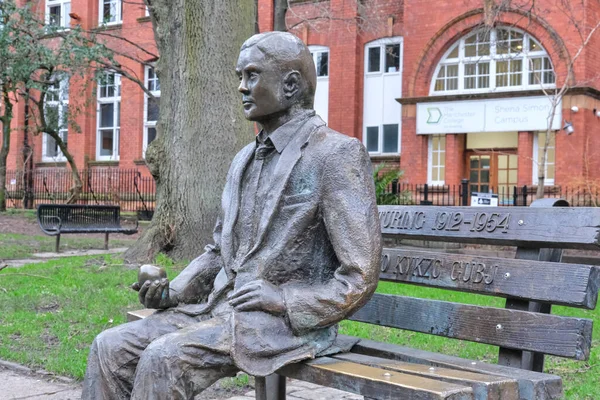 Manchester, Birleşik Krallık - 12: 29 2023: Alan Turing anıtı ve heykeli, Sackville Gardens 'da.