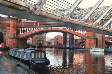 Manchester, Birleşik Krallık - 12: 29 2023: Castlefield bölgesinde mavna
