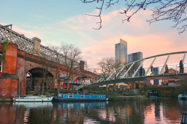 Manchester, Birleşik Krallık - 12: 29: Castlefield bölgesinde mavna, köprüleri, kanalı ve arka planda Beetham kulesi manzarası.