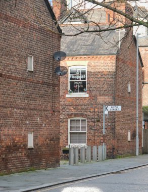 Manchester, Birleşik Krallık - 12 31 2023: Ancoats semtinde Anita Caddesi, tuğla duvarlı evleri üst üste