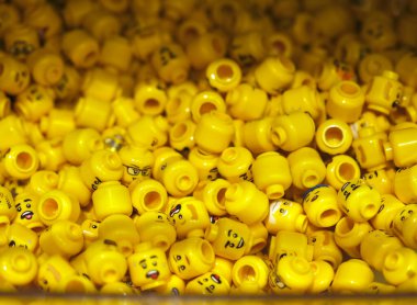 Çekmecede bir sürü plastik karakter kafası var..