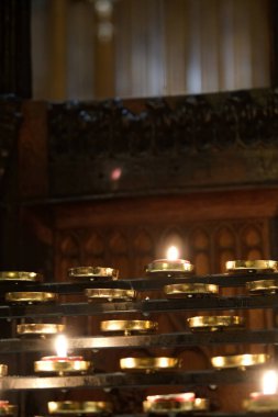 Vitrindeki kilise mumlarına yakın çekim