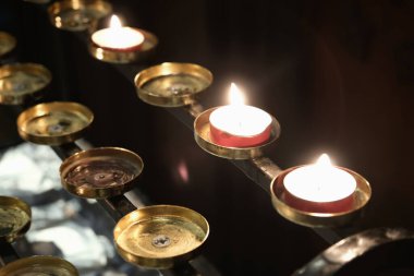 Vitrindeki kilise mumlarına yakın çekim