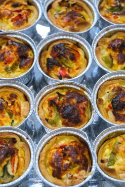 Lezzetli minik dörtlü, minyatür gurme tabakları..