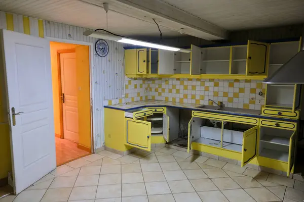 Renovation of an old kitchen from the 70s. In this stage, the room and furniture are emptied.