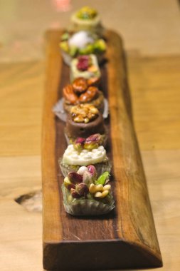 Tahtaya yerleştirilmiş küçük tatlı ısırıklar.