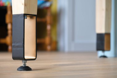 Bükülmüş çelik ve ahşaptan masa bacakları, bronz ve siyah boyalı..