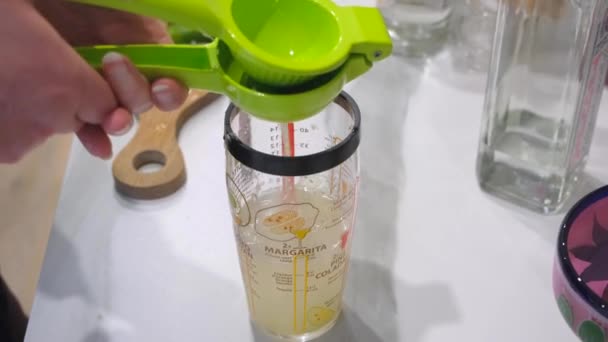 Esprema Limão Sobre Copo Medição Para Fazer Uma Margarita — Vídeo de Stock