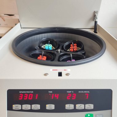 Kan toplama tüpleri için bir santrifüjün dönen plakasının üst görünümü