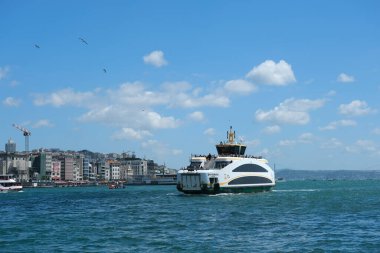 İstanbul, Türkiye - 05 05 05 2024: Boğaz üzerinde tekne gezisi