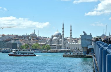 İstanbul, Türkiye - 05052024: Galata Köprüsü 'nde balıkçılar