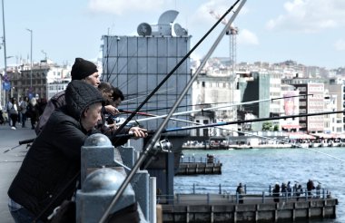 İstanbul, Türkiye - 05052024: Galata Köprüsü 'nde balıkçılar