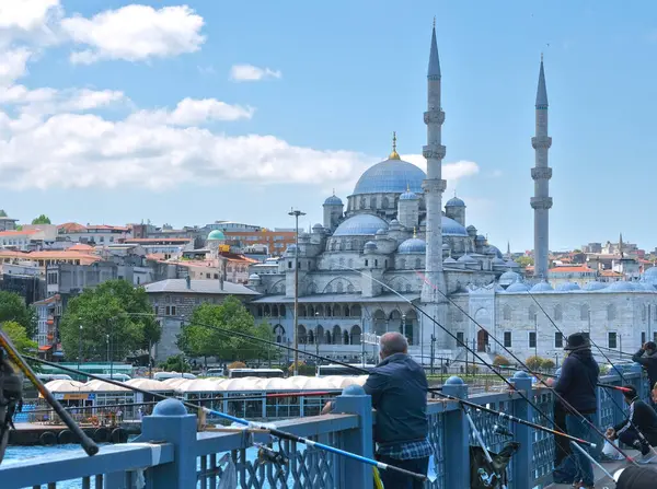 İstanbul, Türkiye - 05052024: Galata Köprüsü 'nde balıkçılar