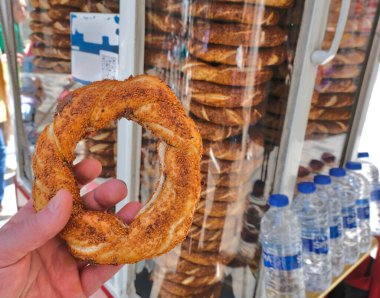 İstanbul, Türkiye - 05 05 05 2024: Simit satan sokak satıcısı, simit tipi ekmek rulosu, bir Türk spesiyali.