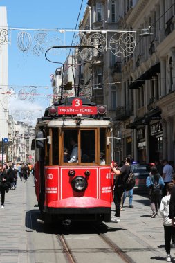 İstanbul - Türkiye - 05 05 05 2024: Istiklal Caddesi 'nde, kalabalığın arasında nostaljik tramvay. İstanbul.
