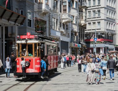 İstanbul - Türkiye - 05 05 05 2024: Istiklal Caddesi 'nde, kalabalığın arasında nostaljik tramvay. İstanbul.