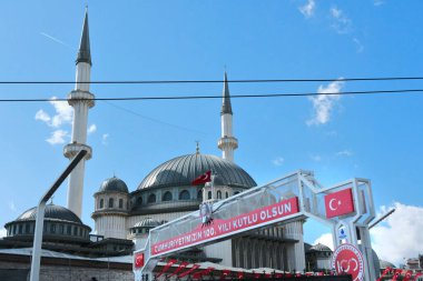 İstanbul, Türkiye - 05 06 2024: İstanbul 'daki Taksim Camii önünde 