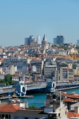 Yeni Cami Cami 'nin yeni camii, Galata Köprüsü ve Beyoğlu' nun manzarası yükseldi. Golden Horn ayrılığı simgeliyor. İstanbul.