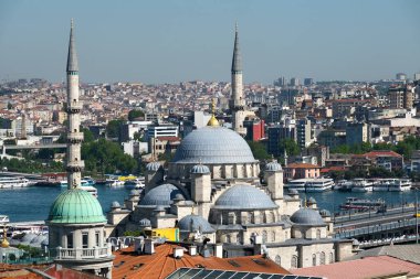 Yeni Cami Cami 'nin yeni camii, Galata Köprüsü ve Beyoğlu' nun manzarası yükseldi. Golden Horn ayrılığı simgeliyor. İstanbul.