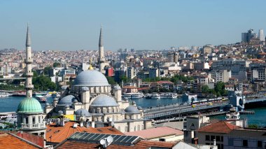 Yeni Cami Cami 'nin yeni camii, Galata Köprüsü ve Beyoğlu' nun manzarası yükseldi. Golden Horn ayrılığı simgeliyor. İstanbul.